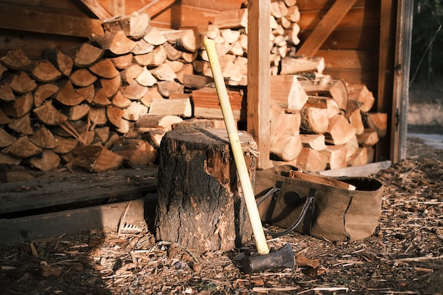 How to store firewood to keep them dry